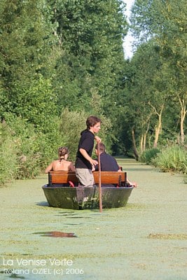 Balade en barque sur la venise verte du marais poitevin